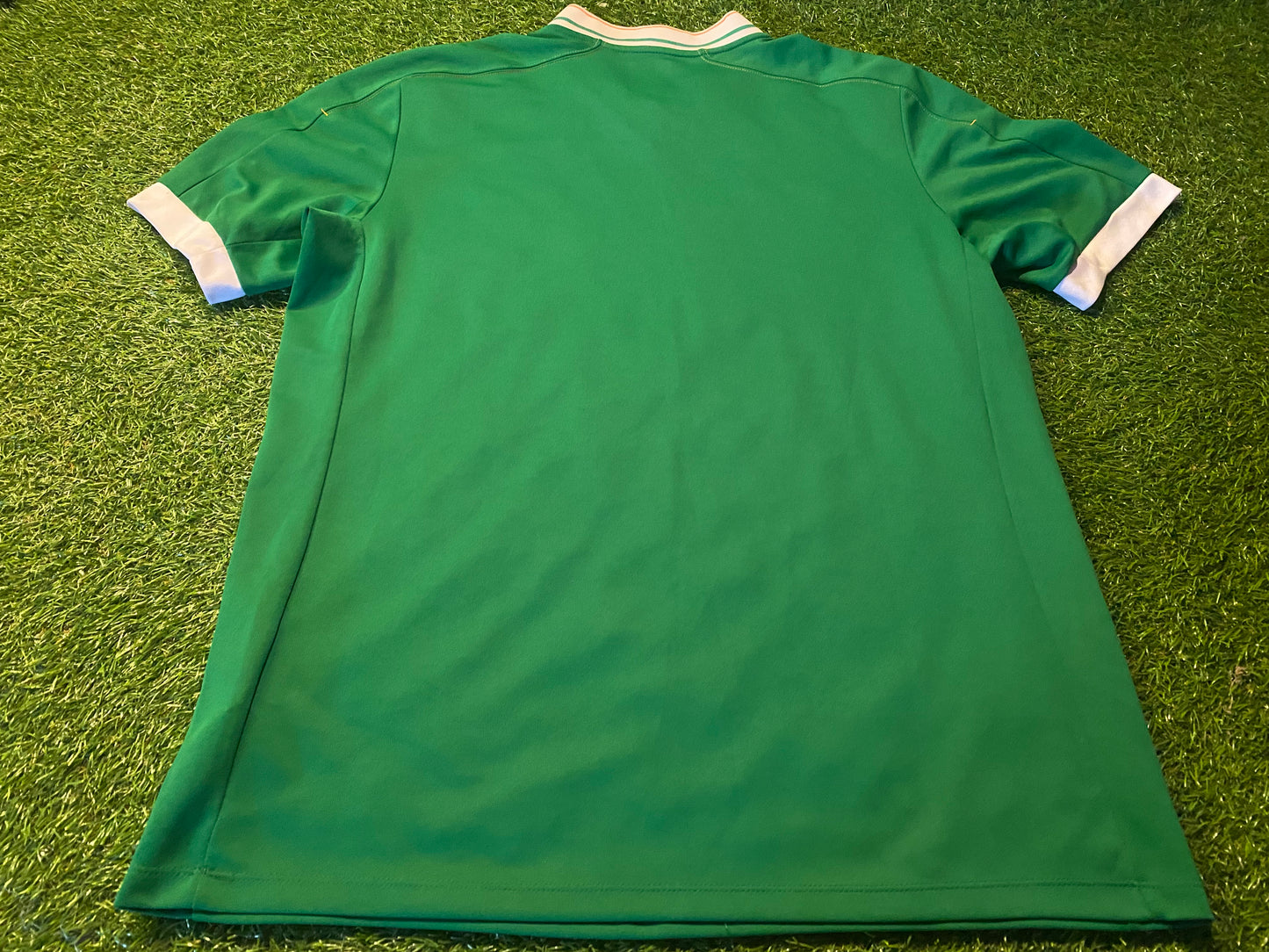 Republic of Ireland Irish Eire Football Soccer XL Extra Large Mans Umbro Made Leisure Jersey