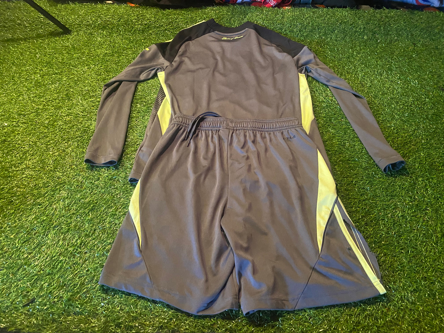 Manchester United Football Extra Large Boys 13-14 Year Old Adidas Keepers Top / Shorts Set