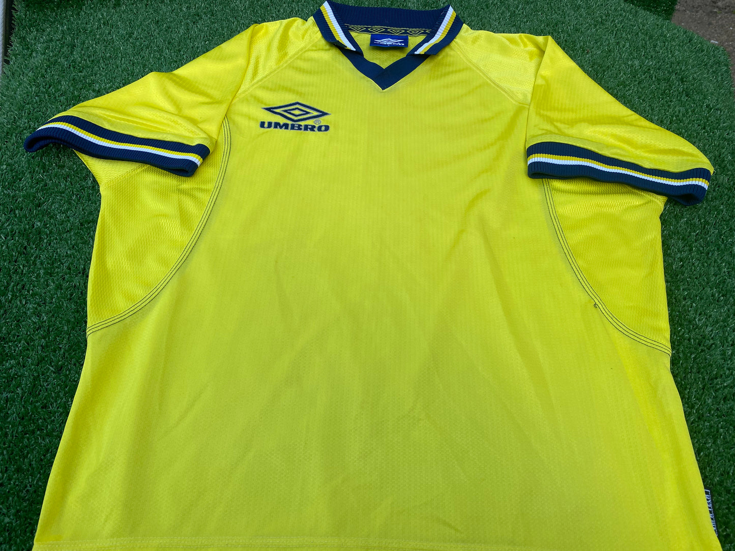 Umbro Made Rare Vintage Clothing Small to Medium Mans Chelsea Away Type Lighter Training Top / Jersey