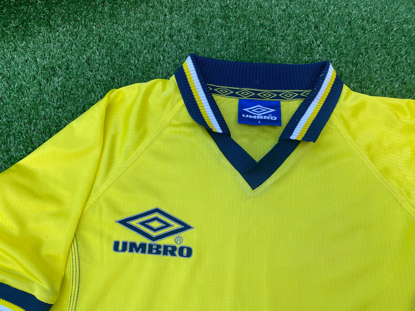 Umbro Made Rare Vintage Clothing Small to Medium Mans Chelsea Away Type Lighter Training Top / Jersey
