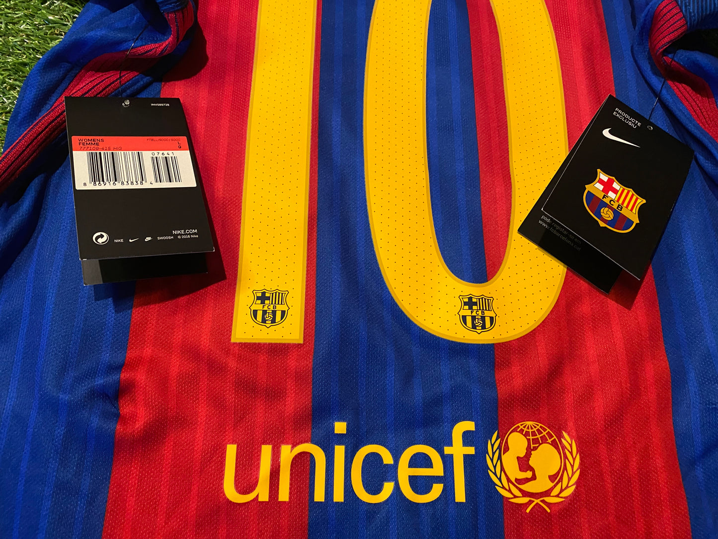 FCB Barcelona NEW BNWT Nike Football Large Womans Messi no10 Adult size 12-14 Jersey