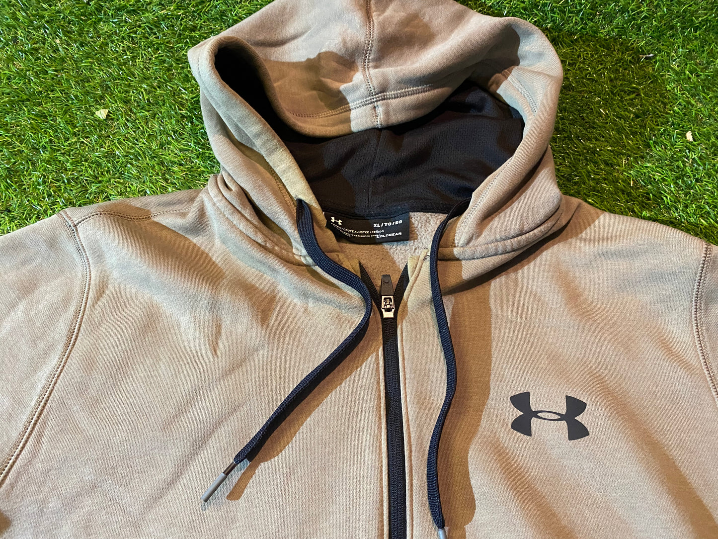 Under Armour Sports Sporting XL Extra Large Mans Hoody Hooded Top