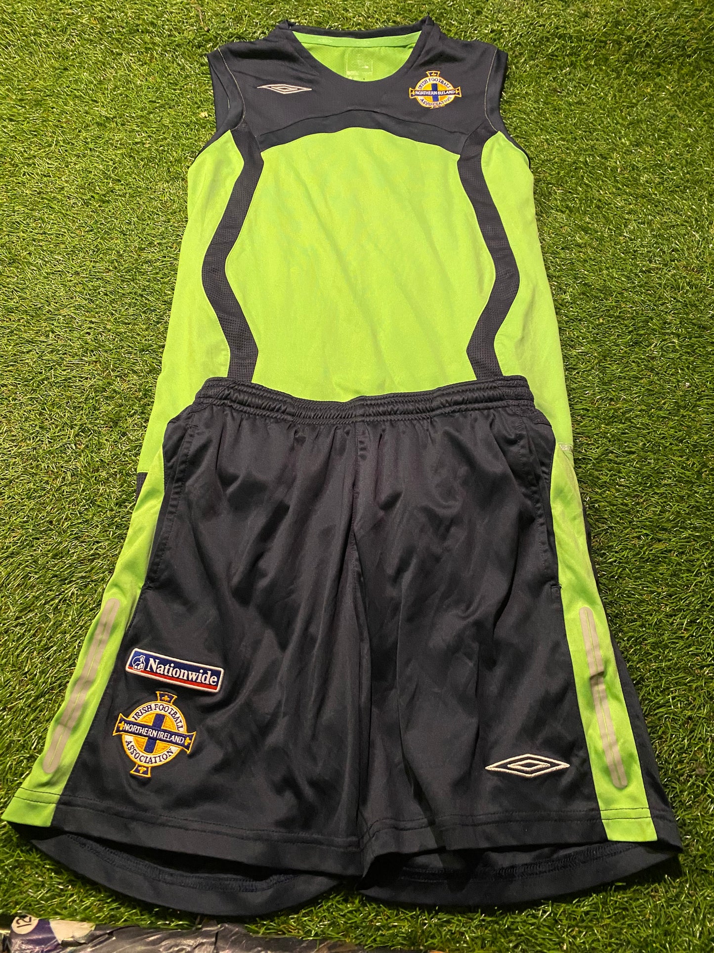 Northern Ireland Football XL Boys / Youths 13-15 Year Old Umbro Leisure Top & Shorts Set