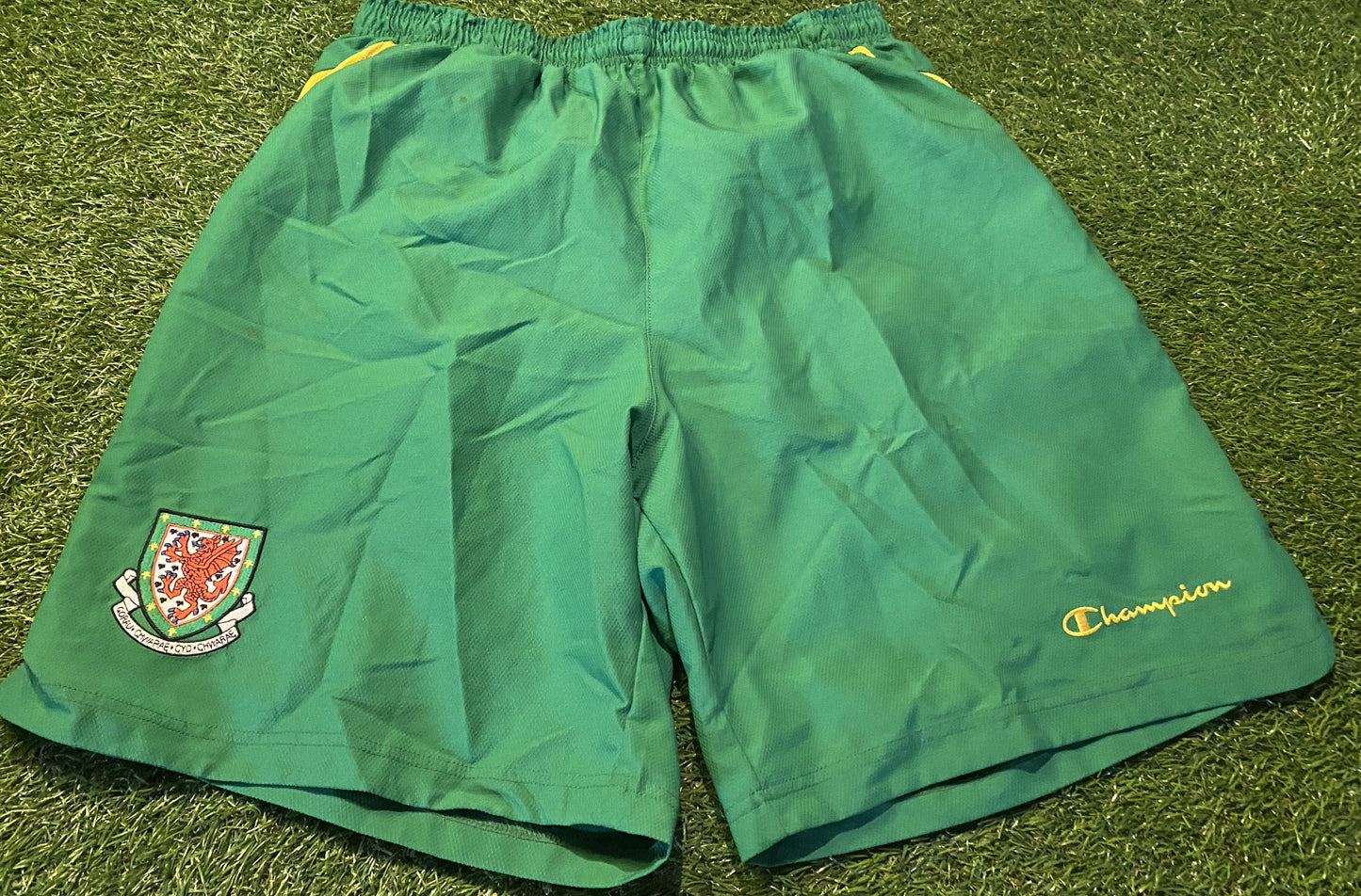 Wales Welsh Cymru Football Soccer XL Extra Large Mans Champion Made Away Shorts